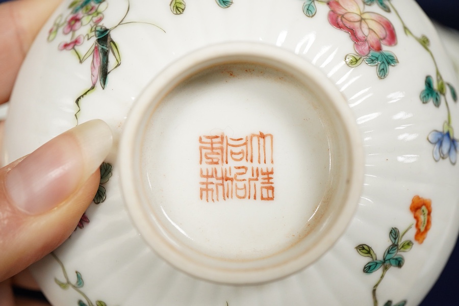A pair of Chinese bowls, covers on stands, 9.5cm high